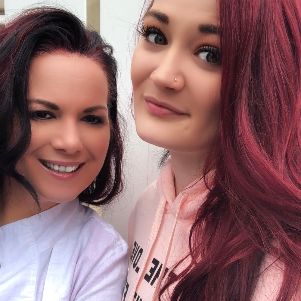 Meet your Poshers, Alyssa and Jacki!